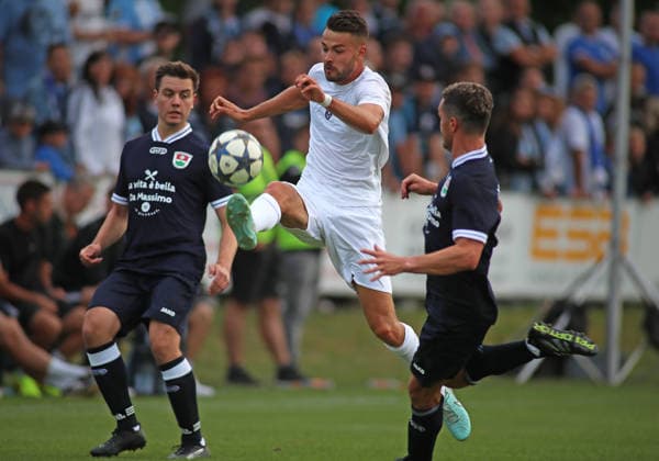 Fussball, Herren, Saison 2026 2027, SV Eintracht Berglern - TSV 1860 München, Toto-Pokal Raphael Wach (TSV 1860 München) mit Ball im Angriff, Sprung *** Soccer, Men s, 2026–2027 Season, SV Eintracht Berglern vs. TSV 1860 Munich, Toto Cup: Raphael Wach of TSV 1860 Munich on the attack with the ball, jumping