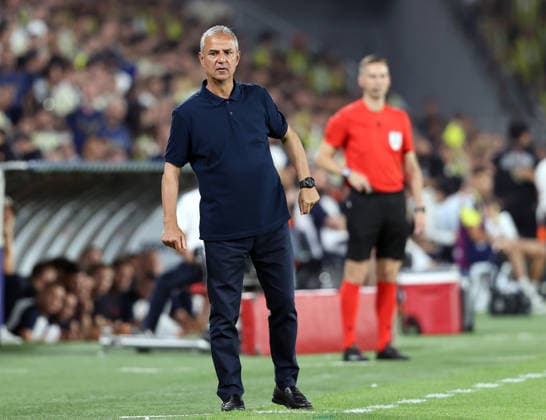 Fenerbahce v Gornik Zabrze - UEFA Champions League Second Qualifying Round ISTANBUL, TURKIYE - JULY 21: Fenerbahce s head coach Ismail Kartal gives tactics during the UEFA Champions League second qualifying round first-leg match against Gornik Zabrze at Chobani Stadium in Istanbul, Turkiye, on July 21, 2026. Ali Atmaca Anadolu Istanbul Turkey. Editorial use only. Please get in touch for any other usage.  Copyright: x2026xAnadoluxAlixAtmacax