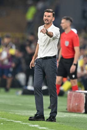 Fenerbahce v Gornik Zabrze - UEFA Champions League Second Qualifying Round ISTANBUL, TURKIYE - JULY 21: Gornik Zabrze head coach Michal Gasparik gives tactical instructions to his players during the UEFA Champions League second qualifying round first-leg match against Fenerbahce at Chobani Stadium in Istanbul, Turkiye, on July 21, 2026. Serhat Cagdas Anadolu Istanbul Turkey. Editorial use only. Please get in touch for any other usage.  Copyright: x2026xAnadoluxSerhatxCagdasx