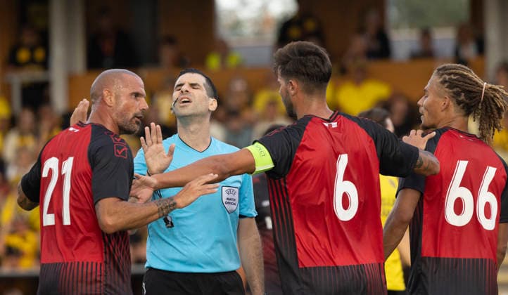SÖLVESBORG, SVERIGE 20260721 Domare Matthew De Gabriele och Lincoln Red Imps FC:s Nano, Bernardo Lopes och Julliani Eersteling under tisdagens fotbollsmatch, andra kvalomgangen till Champions League, första mötet Mjällby AIF- Lincoln Red Imps FC, pa Strandvallen i Sölvesborg, Sverige, 21 juli 2026. SÖLVESBORG SVERIGE x10600x *** SÖLVESBORG, SWEDEN, July 21, 2026 Referee Matthew De Gabriele and Lincoln Red Imps FC’s Nano, Bernardo Lopes, and Julliani Eersteling during Tuesday’s soccer match, the second qualifying round of the Champions League, the first leg between Mjällby AIF and Lincoln Red Imps FC, at Strandvallen in Sölvesborg, Sweden, July 21, 2026 SÖLVESBORG SWEDEN x10600x  Copyright: xTorstenxHillergren TTx CHAMPIONS LEAGUE KVAL MJÄLLBY-LINCOLN RED IMPS