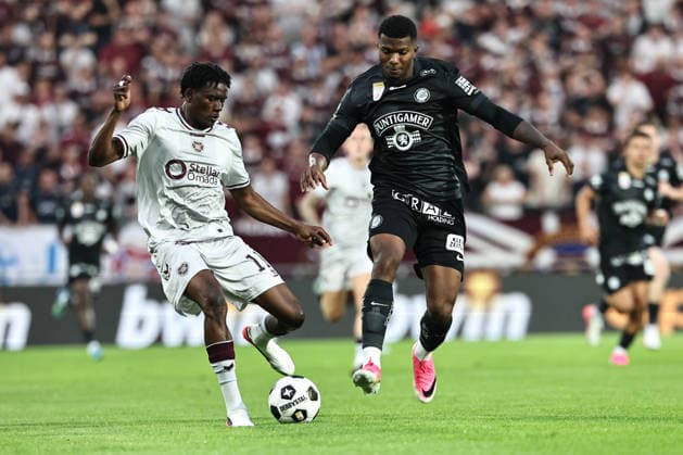 SOCCER - UEFA CL, Sturm vs Hearts GRAZ,AUSTRIA,21.JUL.26 - SOCCER - UEFA Champions League, qualification, SK Sturm Graz vs Heart of Midlothian FC. Image shows Pierre Landry Kabore (Hearts) and Jeyland Mitchell (Sturm)a.  GEPAxpictures xChrisxBauer