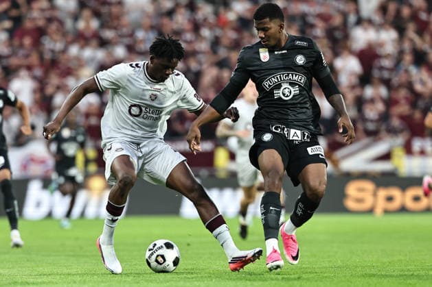 SOCCER - UEFA CL, Sturm vs Hearts GRAZ,AUSTRIA,21.JUL.26 - SOCCER - UEFA Champions League, qualification, SK Sturm Graz vs Heart of Midlothian FC. Image shows Pierre Landry Kabore (Hearts) and Jeyland Mitchell (Sturm)a.  GEPAxpictures xChrisxBauer