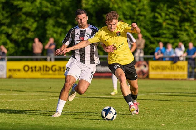 Zweikampf, Duell zwischen Michael Kleinschrodt (VfR Aalen, 09) und Luca Molinari (SG Sonnenhof Grossaspach, 21) GER, VfR Aalen vs. SG Sonnenhof Grossaspach, Fussball, Freundschaftsspiel, Herren, 21.07.2026 GER, VfR Aalen vs. SG Sonnenhof Grossaspach, Fussball, Freundschaftsspiel, Herren, 21.07.2026 Aalen *** Head-to-head matchup between Michael Kleinschrodt (VfR Aalen, No. 09) and Luca Molinari (SG Sonnenhof Grossaspach, No. 21), Germany; VfR Aalen vs. SG Sonnenhof Grossaspach, soccer, friendly match, men s, July 21, 2026, Germany, VfR Aalen vs. SG Sonnenhof Grossaspach, soccer, friendly match, men’s, July 21, 2026, Aalen Copyright: xEibner-Pressefoto GeraldxOelze-dexStoppanyx EP_ODS
