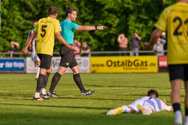 Pirmin Phil Fronmueller (Schiedsrichter) entscheidet auf Strafstoss fuer den VfR Aalen GER, VfR Aalen vs. SG Sonnenhof Grossaspach, Fussball, Freundschaftsspiel, Herren, 21.07.2026 GER, VfR Aalen vs. SG Sonnenhof Grossaspach, Fussball, Freundschaftsspiel, Herren, 21.07.2026 Aalen *** Referee Pirmin Phil Fronmueller awards a penalty kick to VfR Aalen GER, VfR Aalen vs. SG Sonnenhof Grossaspach, Soccer, Friendly Match, Men s, July 21, 2026 GER, VfR Aalen vs. SG Sonnenhof Grossaspach, Soccer, Friendly Match, Men s, July 21, 2026 Aalen Copyright: xEibner-Pressefoto GeraldxOelze-dexStoppanyx EP_ODS