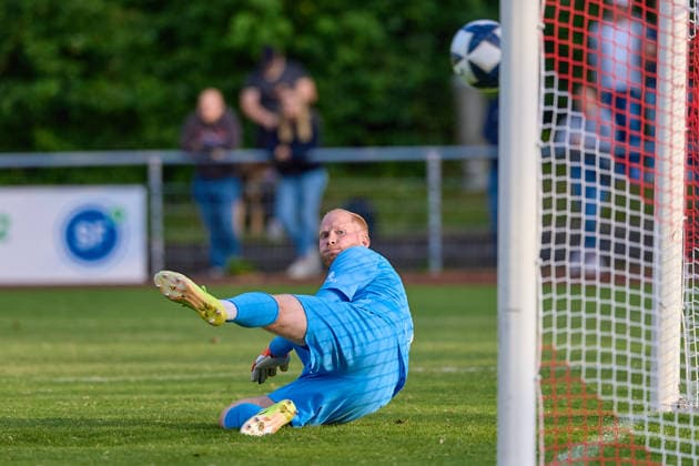 Maximilian Reule (SG Sonnenhof Grossaspach, 01) sproingt beim Strafstoss von Michael Kleinschrodt (VfR Aalen, 09) in die falsche Ecke GER, VfR Aalen vs. SG Sonnenhof Grossaspach, Fussball, Freundschaftsspiel, Herren, 21.07.2026 GER, VfR Aalen vs. SG Sonnenhof Grossaspach, Fussball, Freundschaftsspiel, Herren, 21.07.2026 Aalen *** Maximilian Reule (SG Sonnenhof Grossaspach), 01, dived the wrong way on Michael Kleinschrodt’s (VfR Aalen) penalty kick, 09, GER, VfR Aalen vs. SG Sonnenhof Grossaspach, Soccer, Friendly Match, Men’s, July 21, 2026 GER, VfR Aalen vs. SG Sonnenhof Grossaspach, Soccer, Friendly Match, Men s, July 21, 2026 Aalen Copyright: xEibner-Pressefoto GeraldxOelze-dexStoppanyx EP_ODS