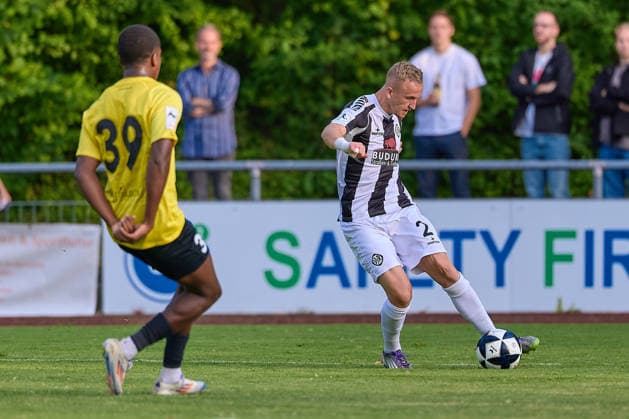 Flanke von Reece Philip-Peter Hannam (VfR Aalen, 02) gegen Leon Schuerer (SG Sonnenhof Grossaspach, 39) GER, VfR Aalen vs. SG Sonnenhof Grossaspach, Fussball, Freundschaftsspiel, Herren, 21.07.2026 GER, VfR Aalen vs. SG Sonnenhof Grossaspach, Fussball, Freundschaftsspiel, Herren, 21.07.2026 Aalen *** Cross by Reece Philip Peter Hannam (VfR Aalen, No. 02) against Leon Schuerer (SG Sonnenhof Grossaspach, No. 39), GER, VfR Aalen vs. SG Sonnenhof Grossaspach, soccer, friendly match, men s, July 21, 2026, Germany, VfR Aalen vs. SG Sonnenhof Grossaspach, soccer, friendly match, men’s, July 21, 2026, Aalen Copyright: xEibner-Pressefoto GeraldxOelze-dexStoppanyx EP_ODS