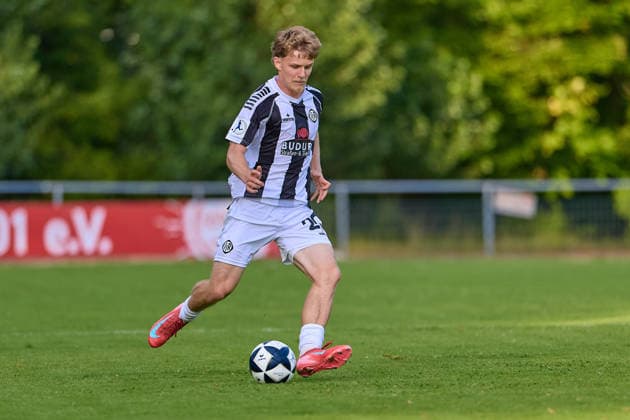 Portrait, Portraet, Freisteller Tom Barth (VfR Aalen, 20) mit Ball GER, VfR Aalen vs. SG Sonnenhof Grossaspach, Fussball, Freundschaftsspiel, Herren, 21.07.2026 GER, VfR Aalen vs. SG Sonnenhof Grossaspach, Fussball, Freundschaftsspiel, Herren, 21.07.2026 Aalen *** Portrait, Cutout: Tom Barth, VfR Aalen, age 20 with ball (GER), VfR Aalen vs. SG Sonnenhof Grossaspach, soccer, friendly match, men s, July 21, 2026 GER, VfR Aalen vs. SG Sonnenhof Grossaspach, soccer, friendly match, men s, July 21, 2026 Aalen Copyright: xEibner-Pressefoto GeraldxOelze-dexStoppanyx EP_ODS