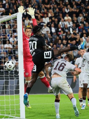 SOCCER - UEFA CL, Sturm vs Hearts GRAZ,AUSTRIA,21.JUL.26 - SOCCER - UEFA Champions League, qualification, SK Sturm Graz vs Heart of Midlothian FC. Image shows Alexander Schwolow (Hearts), Seedy Jatta (Sturm) and Harry Milne (Hearts).  GEPAxpictures xWolfgangxGrebien