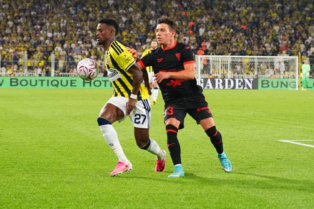 ISTANBUL, TURKEY - JULY 21: Nelson Semedo (L) of Fenerbahce and Maksym Khlan (R) of Gornik Zabrze battle for the ball during the UEFA Champions League 2026 27 second qualifying round first leg match between Fenerbahce SK and Gornik Zabrze at Fenerbahce Chobani Stadium on July 21, 2026 in Istanbul, Turkey. Istanbul Chobani Stadium Turkey Copyright: xSeskimPhotox FBahce-GZabrze (4)