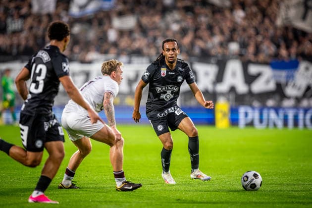 STURM GRAZ - HEARTS Emran Soglo of Sturm and Calvin Miller of Hearts during the first leg of second qualifying round of UEFA Champions League football match between Sturm Graz and Heart of Midlothian FC at the Merkur Arena (Stadion Graz Liebenau). Graz, Austria, July 21, 2026. Photo by Branislav Racko Copyright: xx 080A1622