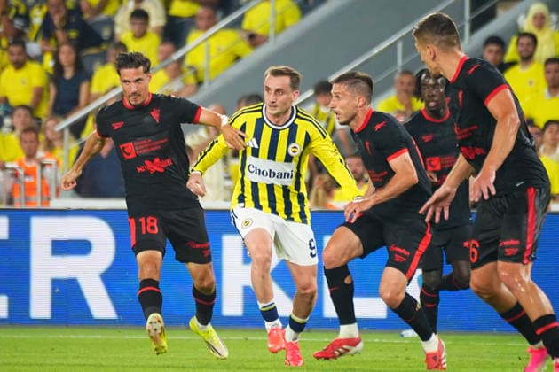 ISTANBUL, TURKEY - JULY 21: Kerem Akturkoglu (9) of Fenerbahce and Lukas Sadilek (18), Michal Sacek (61) of Gornik Zabrze battle for the ball during the UEFA Champions League 2026 27 second qualifying round first leg match between Fenerbahce SK and Gornik Zabrze at Fenerbahce Chobani Stadium on July 21, 2026 in Istanbul, Turkey. Istanbul Chobani Stadium Turkey Copyright: xSeskimPhotox FBahce-GZabrze (37)