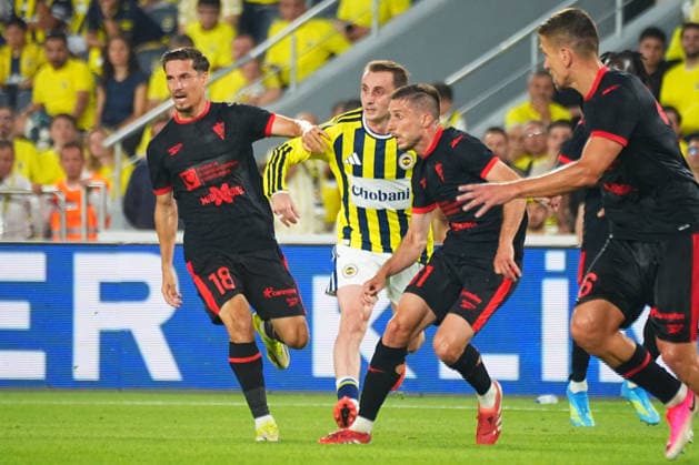 ISTANBUL, TURKEY - JULY 21: Kerem Akturkoglu (9) of Fenerbahce and Lukas Sadilek (18), Michal Sacek (61) of Gornik Zabrze battle for the ball during the UEFA Champions League 2026 27 second qualifying round first leg match between Fenerbahce SK and Gornik Zabrze at Fenerbahce Chobani Stadium on July 21, 2026 in Istanbul, Turkey. Istanbul Chobani Stadium Turkey Copyright: xSeskimPhotox FBahce-GZabrze (38)