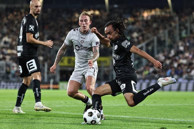 SOCCER - UEFA CL, Sturm vs Hearts GRAZ,AUSTRIA,21.JUL.26 - SOCCER - UEFA Champions League, qualification, SK Sturm Graz vs Heart of Midlothian FC. Image shows Calvin Miller (Hearts) and Emran Soglo (Sturm).  GEPAxpictures xChrisxBauer