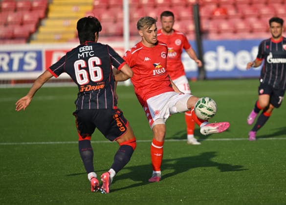 UEFA Champions League Second Qualifying Round First Leg, Inver Park, Belfast, Northern Ireland 21 7 2026 Larne vs Crvena Zvezda Larnes Sean Graham with Crvena Zvezda™s Seol Young-Woo Sean Graham with Seol Young-Woo 21 7 2026  Copyright: xx Larne v Crvena Zvezda-004