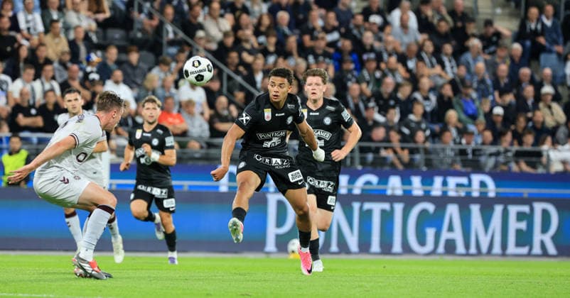 SOCCER - UEFA CL, Sturm vs Hearts GRAZ,AUSTRIA,21.JUL.26 - SOCCER - UEFA Champions League, qualification, SK Sturm Graz vs Heart of Midlothian FC. Image shows Christian Borchgrevink (Hearts) and Jacob Peter Hoedl (Sturm).  GEPAxpictures xWolfgangxGrebien