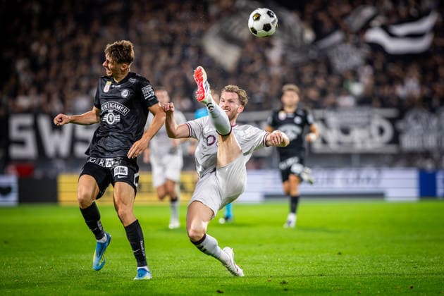 STURM GRAZ - HEARTS Szymon Wlodarczyk of Sturm and Jamie McCart of Hearts during the first leg of second qualifying round of UEFA Champions League football match between Sturm Graz and Heart of Midlothian FC at the Merkur Arena (Stadion Graz Liebenau). Graz, Austria, July 21, 2026. Photo by Branislav Racko Copyright: xx 080A1817