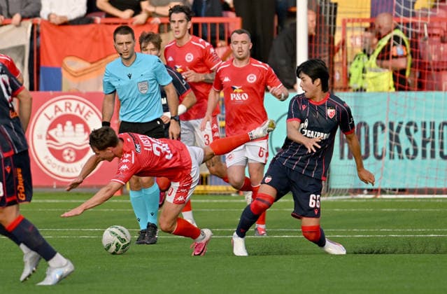 UEFA Champions League Second Qualifying Round First Leg, Inver Park, Belfast, Northern Ireland 21 7 2026 Larne vs Crvena Zvezda Larnes Matty Lusty with Crvena Zvezda™s Seol Young-Woo atty Lusty with Seol Young-Woo 21 7 2026  Copyright: xx Larne v Crvena Zvezda-008