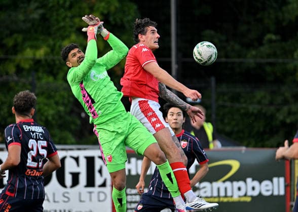 UEFA Champions League Second Qualifying Round First Leg, Inver Park, Belfast, Northern Ireland 21 7 2026 Larne vs Crvena Zvezda Larnes Mathew Ridley with Crvena Zvezda™s Matheus Magalhaes Mathew Ridley with Matheus Magalhaes 21 7 2026  Copyright: xx Larne v Crvena Zvezda-025