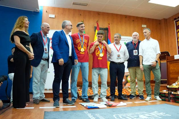 July 21, 2026, Sevilla, Sevilla, Spain: Fabian Ruiz and Gavi receive their weight in tomatoes as tribute in their town, Los Palacios, after winning the FIFA World Championship, WM, Weltmeisterschaft with Spain Team, on July 21, 2026 in Los Palacios, Sevilla, Spain. Sevilla Spain - ZUMAa181 20260721_zaa_a181_053 Copyright: xJoaquoÂ­NxCorcherox