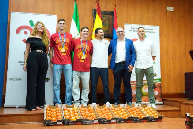 July 21, 2026, Sevilla, Sevilla, Spain: Fabian Ruiz, Gavi and Jesus Navas receive their weight in tomatoes as tribute in their town, Los Palacios, after winning the FIFA World Championship, WM, Weltmeisterschaft with Spain Team, on July 21, 2026 in Los Palacios, Sevilla, Spain. Sevilla Spain - ZUMAa181 20260721_zaa_a181_059 Copyright: xJoaquoÂ­NxCorcherox