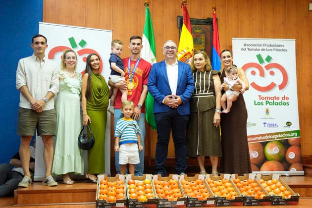 July 21, 2026, Sevilla, Sevilla, Spain: Fabian Ruiz receives his weight in tomatoes as tribute in their town, Los Palacios, after winning the FIFA World Championship, WM, Weltmeisterschaft with Spain Team, on July 21, 2026 in Los Palacios, Sevilla, Spain. Sevilla Spain - ZUMAa181 20260721_zaa_a181_065 Copyright: xJoaquoÂ­NxCorcherox