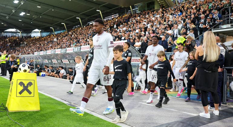 SOCCER - UEFA CL, Sturm vs Hearts GRAZ,AUSTRIA,21.JUL.26 - SOCCER - UEFA Champions League, qualification, SK Sturm Graz vs Heart of Midlothian FC. Image shows Malachi Fagan-Walcott (Hearts) and Pierre Landry Kabore (Hearts).  GEPAxpictures xWolfgangxGrebien