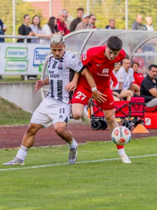 Forstinning, Deutschland 21. Juli 2026: Toto-Pokal - Bayerischer Landespokal - 2026 2027 - 1. Hauptrunde - VfB Forstinning gegen FC Ingolstadt 04 Im Bild: v. li. im Zweikampf Sejdo Dukakov (FCI) und Anes Sefidanoski (Forstinning) Sportpark Bayern *** Forstinning, Germany, July 21, 2026, Toto Cup, Bavarian State Cup 2026–2027, First Round: VfB Forstinning vs. FC Ingolstadt 04. Pictured, from left, in a tackle: Sejdo Dukakov (FCI) and Anes Sefidanoski (Forstinning) at Sportpark Bavaria Copyright: xFotostandx xSchäferx