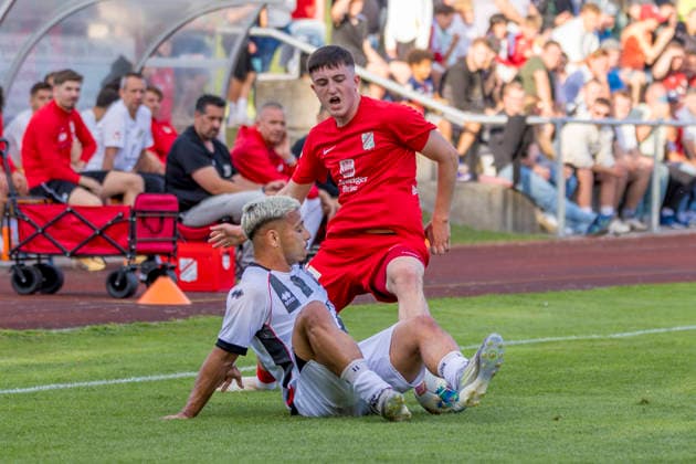 Forstinning, Deutschland 21. Juli 2026: Toto-Pokal - Bayerischer Landespokal - 2026 2027 - 1. Hauptrunde - VfB Forstinning gegen FC Ingolstadt 04 Im Bild: v. li. im Zweikampf Sejdo Dukakov (FCI) und Anes Sefidanoski (Forstinning) Sportpark Bayern *** Forstinning, Germany, July 21, 2026 – Toto Cup, Bavarian State Cup 2026–2027, First Round: VfB Forstinning vs. FC Ingolstadt 04. Pictured, from left, in a tackle: Sejdo Dukakov (FCI) and Anes Sefidanoski (Forstinning) at Sportpark Bavaria Copyright: xFotostandx xSchäferx