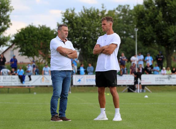 Fussball, Herren, Saison 2026 2027, SV Eintracht Berglern - TSV 1860 München, Toto-Pokal Manfred Paula, Geschäftsführer (TSV 1860 München) (li.) mit Florian Niederlechner (TSV 1860 München) (re.) im Gespräch *** Soccer, Men s, 2026–2027 Season, SV Eintracht Berglern vs. TSV 1860 Munich, Toto Cup; Manfred Paula, Managing Director of TSV 1860 Munich (left), in conversation with Florian Niederlechner of TSV 1860 Munich (right)