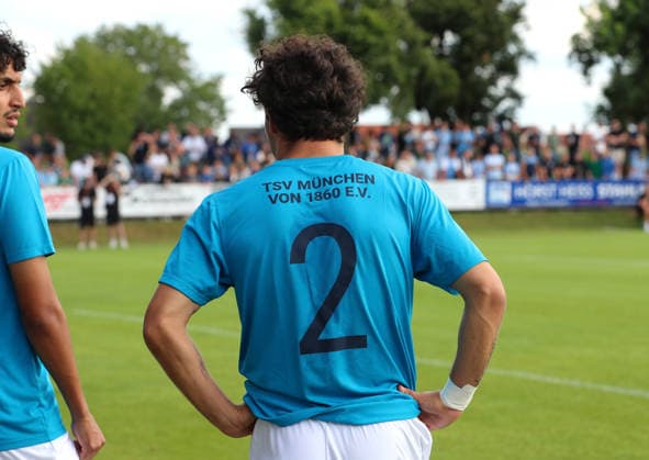Fussball, Herren, Saison 2026 2027, SV Eintracht Berglern - TSV 1860 München, Toto-Pokal Das neue, aktuelle Aufwärmshirt von hinten mit dem Schriftzug TSV München von 1860 E.V. *** Soccer, Men s, 2026–2027 Season, SV Eintracht Berglern vs. TSV 1860 Munich, Toto Cup: The new, current warm-up jersey, viewed from the back, featuring the lettering TSV München von 1860 E V