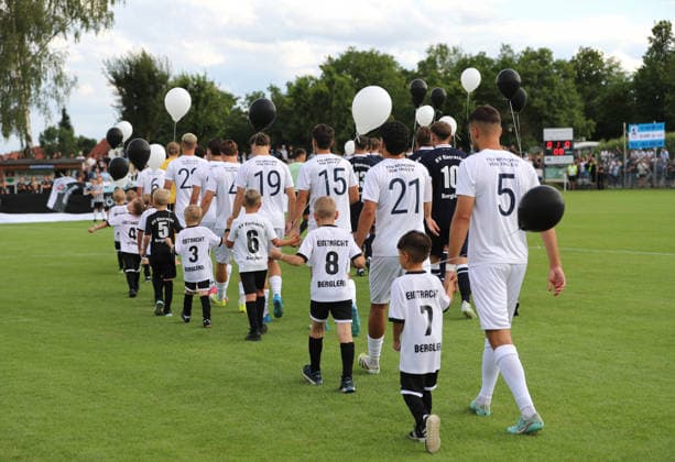 Fussball, Herren, Saison 2026 2027, SV Eintracht Berglern - TSV 1860 München, Toto-Pokal Die Mannschaft des TSV 1860 München beim Einlaufen, Auflaufen mit dem neuen Trikot *** Soccer, Men s, 2026–2027 Season, SV Eintracht Berglern vs. TSV 1860 Munich, Toto Cup: The TSV 1860 Munich team warming up and taking the field in their new jerseys