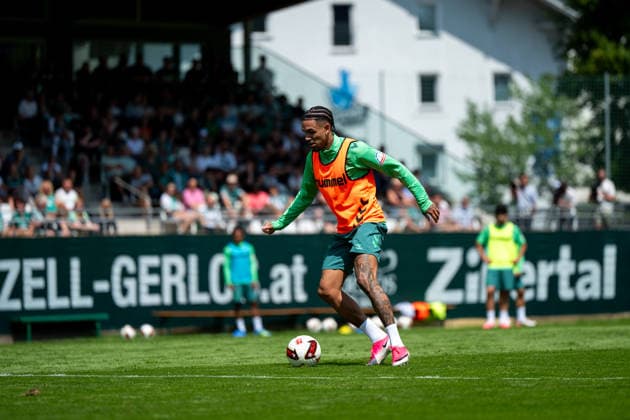 21.07.2026, AUT, Fußball, Herren, 1. Bundesliga, Trainingslager, Saison 2026 2027, Zell am Ziller, SV Werder Bremen Justin Njinmah ( Bremen, 11 ) am Ball, Zell am Ziller Parkstadion Tirol Österreich *** July 21, 2026, Austria, Soccer, Men s, 1. Bundesliga, Training Camp, 2026–2027 Season, Zell am Ziller, SV Werder Bremen, Justin Njinmah (Bremen), No. 11, Zell am Ziller Parkstadion, Tyrol, Austria Copyright: xNordphotox xMemmlerx