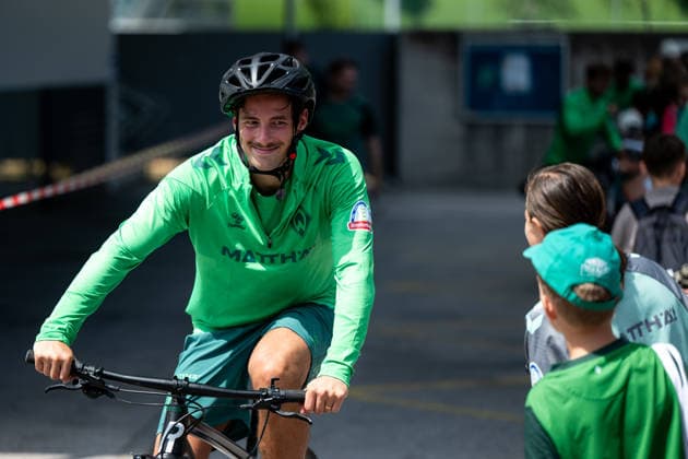 21.07.2026, AUT, Fußball, Herren, 1. Bundesliga, Trainingslager, Saison 2026 2027, Zell am Ziller, SV Werder Bremen Olivier Deman ( Bremen, 02 ) auf dem Fahrrad, Zell am Ziller Parkstadion Tirol Österreich *** July 21, 2026, Austria, Soccer, Men s, 1. Bundesliga, Training Camp, 2026–2027 Season, Zell am Ziller, SV Werder Bremen, Olivier Deman, Bremen, No. 2 on a bike, Zell am Ziller Parkstadion, Tyrol, Austria Copyright: xNordphotox xMemmlerx