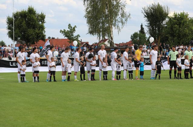 Fussball, Herren, Saison 2026 2027, SV Eintracht Berglern - TSV 1860 München, Toto-Pokal Die Mannschaft des TSV 1860 München beim Einlaufen, Auflaufen mit dem neuen Trikot *** Soccer, Men s, 2026–2027 Season, SV Eintracht Berglern vs. TSV 1860 Munich, Toto Cup: The TSV 1860 Munich team warming up and taking the field in their new jerseys