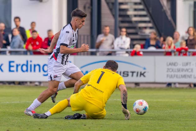 Forstinning, Deutschland 21. Juli 2026: Toto-Pokal - Bayerischer Landespokal - 2026 2027 - 1. Hauptrunde - VfB Forstinning gegen FC Ingolstadt 04 Im Bild: v.li. Emre Gül Guel (FCI) macht das Tor zum 1:3 Sportpark Bayern *** Forstinning, Germany, July 21, 2026 Toto Cup Bavarian State Cup 2026–2027, First Round: VfB Forstinning vs. FC Ingolstadt 04. Pictured, from left: Emre Gül Guel (FCI) scores the goal to make it 1–3. Sportpark Bayern Copyright: xFotostandx xSchäferx