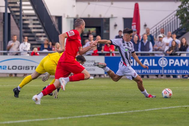 Forstinning, Deutschland 21. Juli 2026: Toto-Pokal - Bayerischer Landespokal - 2026 2027 - 1. Hauptrunde - VfB Forstinning gegen FC Ingolstadt 04 Im Bild: 3. v.li. Emre Gül Guel (FCI) macht das Tor zum 1:3 Sportpark Bayern *** Forstinning, Germany, July 21, 2026 Toto Cup Bavarian State Cup 2026–2027, First Round: VfB Forstinning vs. FC Ingolstadt 04. Pictured, third from the left: Emre Gül Guel of FCI scores the goal to make it 1–3 at Sportpark Bayern. Copyright: xFotostandx xSchäferx