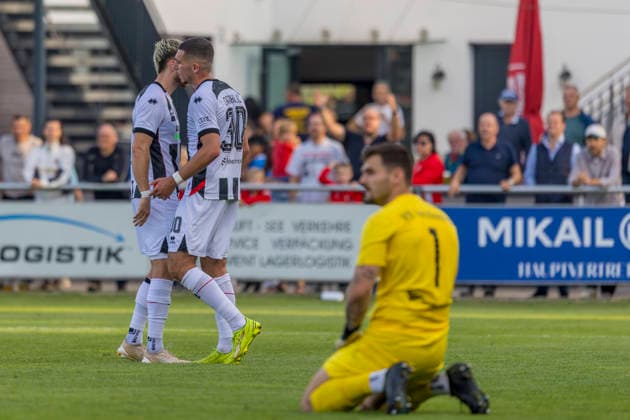 Forstinning, Deutschland 21. Juli 2026: Toto-Pokal - Bayerischer Landespokal - 2026 2027 - 1. Hauptrunde - VfB Forstinning gegen FC Ingolstadt 04 Im Bild: 2. v.li. Torschütze Ognjen Drakulic (FCI) jubelt nach seinem Tor zum 1:4 mit Linus Rosenlöcher Rosenloecher (FCI) Sportpark Bayern *** Forstinning, Germany, July 21, 2026, Toto Cup, Bavarian State Cup 2026–2027, First Round: VfB Forstinning vs. FC Ingolstadt 04. Pictured, second from left: Goal scorer Ognjen Drakulic of FCI celebrates after scoring the 1–4 goal with Linus Rosenlöcher (FCI) at Sportpark Bayern Copyright: xFotostandx xSchäferx