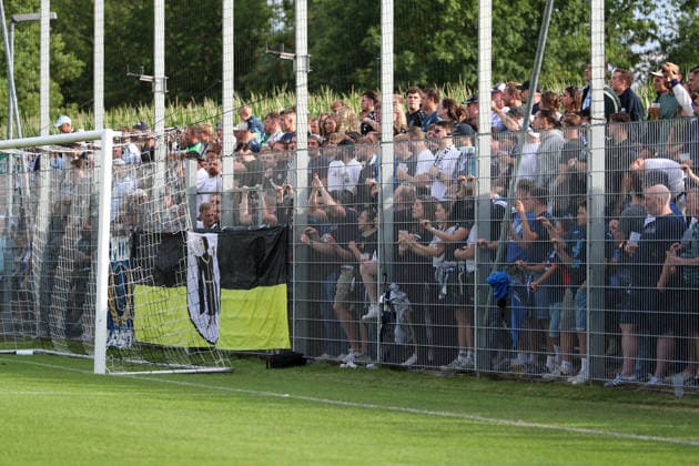 Fussball, Herren, Saison 2026 2027, SV Eintracht Berglern - TSV 1860 München, Toto-Pokal Hier der Blick auf die mitgereisten 1860 Fans, Ultras *** Soccer, Men s, 2026–2027 Season, SV Eintracht Berglern vs. TSV 1860 Munich, Toto Cup. Here s a look at the 1860 fans who made the trip, including the Ultras.