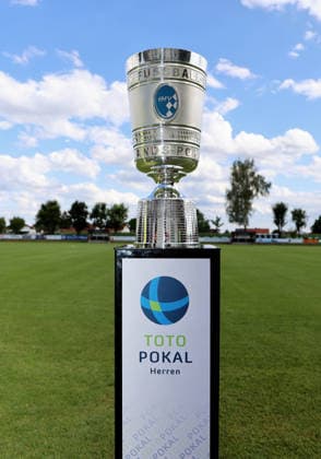 Fussball, Herren, Saison 2026 2027, SV Eintracht Berglern - TSV 1860 München, Toto-Pokal Hier der Toto-Pokal, Siegerpokal, BFV, Trophae, Pott *** Soccer, Men s, 2026–2027 Season, SV Eintracht Berglern vs. TSV 1860 Munich, Toto Cup—Here is the Toto Cup, the winner s trophy, BFV, trophy, cup