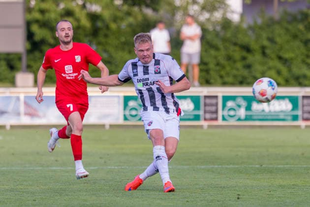 Forstinning, Deutschland 21. Juli 2026: Toto-Pokal - Bayerischer Landespokal - 2026 2027 - 1. Hauptrunde - VfB Forstinning gegen FC Ingolstadt 04 Im Bild: 2. v.li. Lars Lokotsch (FCI) macht das Tor zum 1:5 Sportpark Bayern *** Forstinning, Germany, July 21, 2026 Toto Cup Bavarian State Cup 2026–2027, First Round: VfB Forstinning vs. FC Ingolstadt 04. Pictured, second from left: Lars Lokotsch (FCI) scores the goal to make it 1–5 at Sportpark Bayern. Copyright: xFotostandx xSchäferx