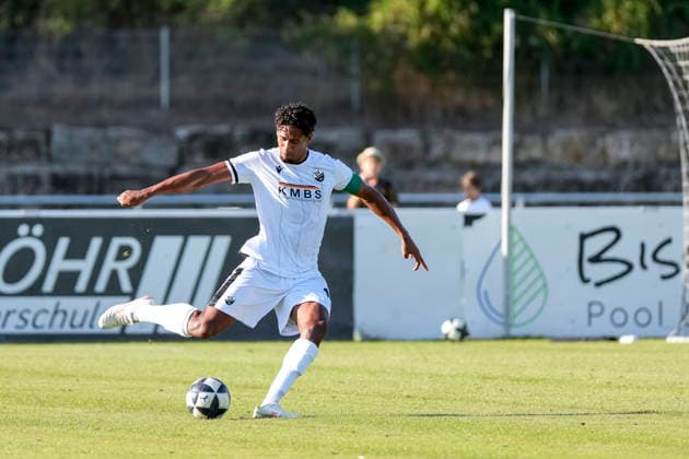 Yannick Osee (SVS, 13), am Ball, Freisteller, Ganzkörper, Einzelbild, Einzelfoto, Aktion, Action, 21.07.2026, Eppelheim (Deutschland), Fussball, Testspiel, ASV Eppelheim - SV Sandhausen, 21.07.2026, Eppelheim (Deutschland), Fussball, Testspiel, ASV Eppelheim - SV Sandhausen, DFB DFL REGULATIONS PROHIBIT ANY USE OF PHOTOGRAPHS AS IMAGE SEQUENCES AND OR QUASI-VIDEO. *** Yannick Osee SVS, 13, with the ball, isolated figure, full-body shot, single frame, single photo, action, 21 07 2026, Eppelheim, Germany, soccer, friendly match, ASV Eppelheim vs. SV Sandhausen, July 21, 2026, Eppelheim, Germany, soccer, friendly match, ASV Eppelheim vs. SV Sandhausen, DFB and DFL regulations prohibit any use of photographs as image sequences and or quasi-video xozx