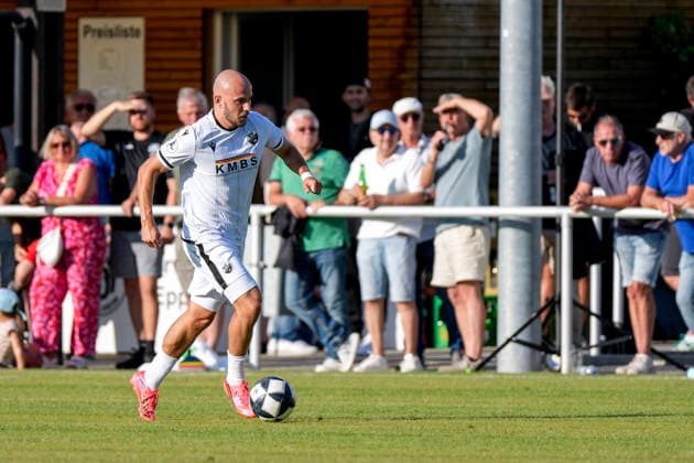 Felix Lohkemper (SVS, 10), am Ball, Freisteller, Ganzkörper, Einzelbild, Einzelfoto, Aktion, Action, 21.07.2026, Eppelheim (Deutschland), Fussball, Testspiel, ASV Eppelheim - SV Sandhausen, 21.07.2026, Eppelheim (Deutschland), Fussball, Testspiel, ASV Eppelheim - SV Sandhausen, DFB DFL REGULATIONS PROHIBIT ANY USE OF PHOTOGRAPHS AS IMAGE SEQUENCES AND OR QUASI-VIDEO. *** Felix Lohkemper SVS, 10, on the ball, isolated figure, full-body shot, single frame, single photo, action, 21 07 2026, Eppelheim, Germany, soccer, friendly match, ASV Eppelheim vs. SV Sandhausen, July 21, 2026, Eppelheim, Germany, soccer, exhibition match, ASV Eppelheim vs. SV Sandhausen, DFB and DFL regulations prohibit any use of photographs as image sequences and or quasi-video xozx