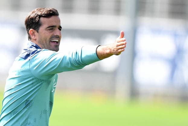21.07.2026, xophax, Fussball 1.Bundesliga, Bayer 04 Leverkusen . Öffentliches Training . BayArena . Axel Tape ( Bayer 04 Leverkusen ) , links und Trainer Carles Martinez Novell ( Bayer 04 ) Leverkusen *** July 21, 2026, xophax, Soccer, Bundesliga 1, Bayer 04 Leverkusen, Open Practice at BayArena, Axel Tape (Bayer 04 Leverkusen), on the left, and Coach Carles Martinez Novell (Bayer 04 Leverkusen)
