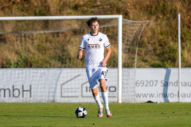 Tom Glock (SVS, 43), am Ball, Freisteller, Ganzkörper, Einzelbild, Einzelfoto, Aktion, Action, 21.07.2026, Eppelheim (Deutschland), Fussball, Testspiel, ASV Eppelheim - SV Sandhausen, 21.07.2026, Eppelheim (Deutschland), Fussball, Testspiel, ASV Eppelheim - SV Sandhausen, DFB DFL REGULATIONS PROHIBIT ANY USE OF PHOTOGRAPHS AS IMAGE SEQUENCES AND OR QUASI-VIDEO. *** Tom Glock SVS, 43, with the ball, isolated figure, full-body shot, single frame, single photo, action, 21 07 2026, Eppelheim, Germany, soccer, friendly match, ASV Eppelheim vs. SV Sandhausen, July 21, 2026, Eppelheim, Germany, soccer, exhibition match, ASV Eppelheim vs. SV Sandhausen, DFB and DFL regulations prohibit any use of photographs as image sequences and or quasi-video xozx