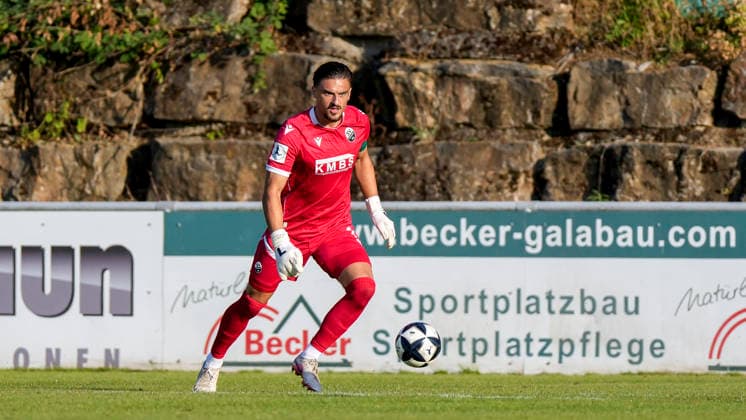 Arthur Lyska (Torwart, SVS, 1), am Ball, Freisteller, Ganzkörper, Einzelbild, Einzelfoto, Aktion, Action, 21.07.2026, Eppelheim (Deutschland), Fussball, Testspiel, ASV Eppelheim - SV Sandhausen, 21.07.2026, Eppelheim (Deutschland), Fussball, Testspiel, ASV Eppelheim - SV Sandhausen, DFB DFL REGULATIONS PROHIBIT ANY USE OF PHOTOGRAPHS AS IMAGE SEQUENCES AND OR QUASI-VIDEO. *** Arthur Lyska, goalkeeper, SVS, 1, on the ball, free kick, full-body shot, single frame, single photo, action, 21 07 2026, Eppelheim, Germany, soccer, friendly match, ASV Eppelheim vs. SV Sandhausen, July 21, 2026, Eppelheim, Germany, soccer, friendly match, ASV Eppelheim vs. SV Sandhausen, DFB and DFL regulations prohibit any use of photographs as image sequences and or quasi-video xozx
