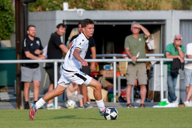 Batu Jonathan Akgöz (SVS, 45), am Ball, Freisteller, Ganzkörper, Einzelbild, Einzelfoto, Aktion, Action, 21.07.2026, Eppelheim (Deutschland), Fussball, Testspiel, ASV Eppelheim - SV Sandhausen, 21.07.2026, Eppelheim (Deutschland), Fussball, Testspiel, ASV Eppelheim - SV Sandhausen, DFB DFL REGULATIONS PROHIBIT ANY USE OF PHOTOGRAPHS AS IMAGE SEQUENCES AND OR QUASI-VIDEO. *** Batu Jonathan Akgöz SVS, 45, with the ball, isolated figure, full-body shot, single frame, single photo, action, 21 07 2026, Eppelheim, Germany, soccer, friendly match, ASV Eppelheim vs. SV Sandhausen, July 21, 2026, Eppelheim, Germany, soccer, friendly match, ASV Eppelheim vs. SV Sandhausen, DFB and DFL regulations prohibit any use of photographs as image sequences and or quasi-video xozx