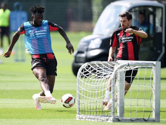 21.07.2026, xophax, Fussball 1.Bundesliga, Bayer 04 Leverkusen . Öffentliches Training . BayArena . Edmond Tapsoba ( Bayer 04 Leverkusen ) , links und Jonas Hofmann, rechts ( Bayer 04 ) Leverkusen *** July 21, 2026, xophax, Soccer, Bundesliga 1, Bayer 04 Leverkusen, Open Practice at BayArena: Edmond Tapsoba (Bayer 04 Leverkusen, left) and Jonas Hofmann (Bayer 04 Leverkusen, right)