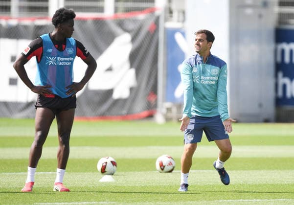 21.07.2026, xophax, Fussball 1.Bundesliga, Bayer 04 Leverkusen . Öffentliches Training . BayArena . Axel Tape ( Bayer 04 Leverkusen ) , links und Trainer Carles Martinez Novell , rechts Leverkusen *** July 21, 2026, xophax, Soccer, Bundesliga 1, Bayer 04 Leverkusen, Open Practice at BayArena: Axel Tape (Bayer 04 Leverkusen), left, and Coach Carles Martinez Novell, right, Leverkusen