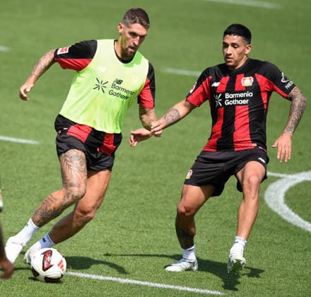21.07.2026, xophax, Fussball 1.Bundesliga, Bayer 04 Leverkusen . Öffentliches Training . BayArena . Robert Andrich, links und Exequiel Palacios , rechts (beide Bayer 04 ) Leverkusen *** July 21, 2026, xophax, Soccer, Bundesliga 1, Bayer 04 Leverkusen, Open Practice at BayArena: Robert Andrich (left) and Exequiel Palacios (right), both of Bayer 04 Leverkusen