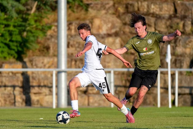 v.li.: Batu Jonathan Akgöz (SVS, 45), Finn Münster (ASV, 32), Zweikampf, Spielszene, Duell, duel, tackle, tackling, Dynamik, Action, Aktion, 21.07.2026, Eppelheim (Deutschland), Fussball, Testspiel, ASV Eppelheim - SV Sandhausen, 21.07.2026, Eppelheim (Deutschland), Fussball, Testspiel, ASV Eppelheim - SV Sandhausen, DFB DFL REGULATIONS PROHIBIT ANY USE OF PHOTOGRAPHS AS IMAGE SEQUENCES AND OR QUASI-VIDEO. *** From left: Batu Jonathan Akgöz (SVS), 45, Finn Münster (ASV), 32, tackle, game scene, duel, tackle, tackling, dynamism, action, 21 July 2026, Eppelheim, Germany, soccer, friendly match, ASV Eppelheim vs. SV Sandhausen, July 21, 2026, Eppelheim, Germany, soccer, friendly match, ASV Eppelheim vs. SV Sandhausen, DFB and DFL regulations prohibit any use of photographs as image sequences and or quasi-video xozx